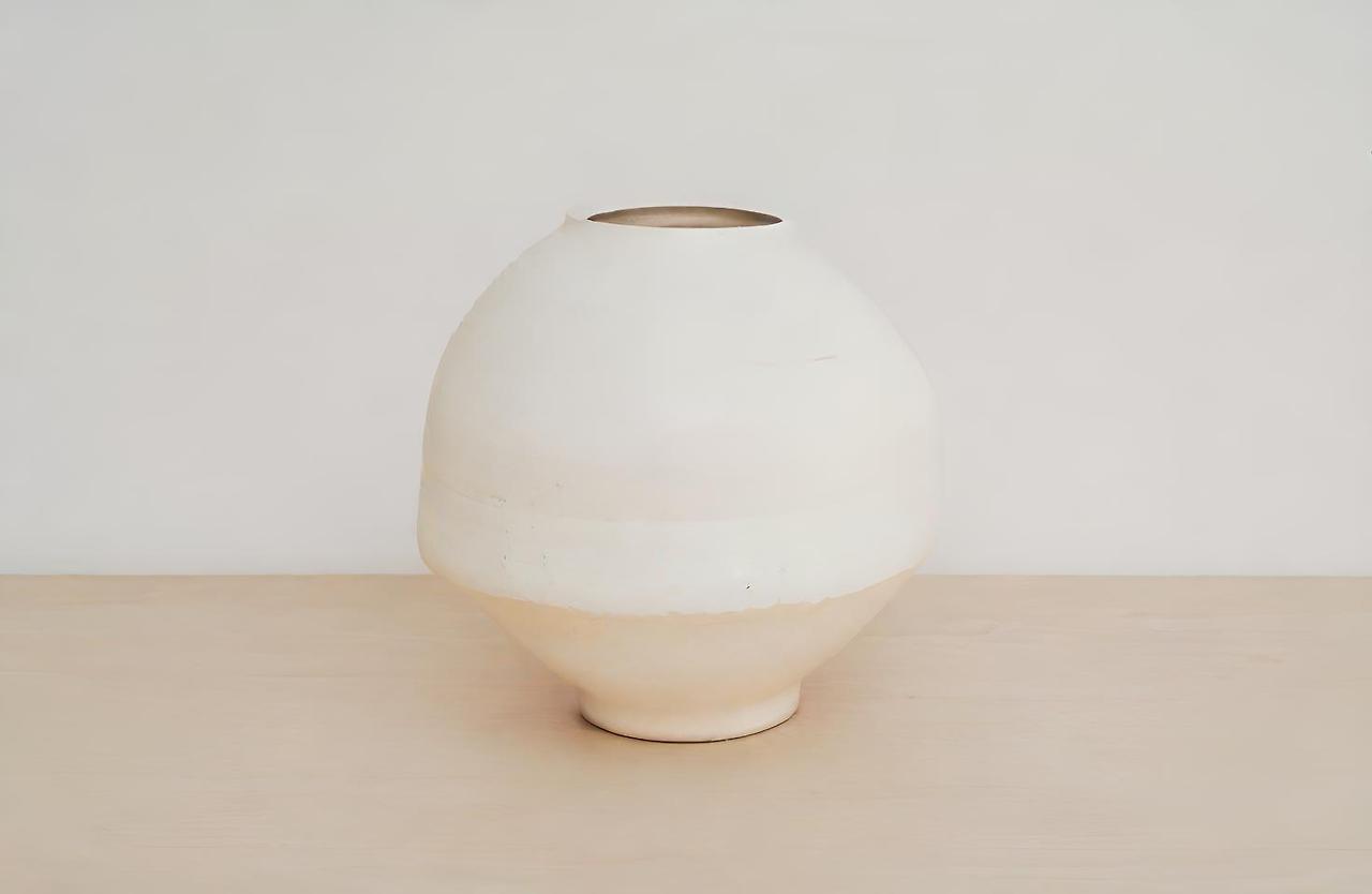 Runway 2024-03-07T02_36_15.935Z Image to Image minimalistic moon jar.jpg