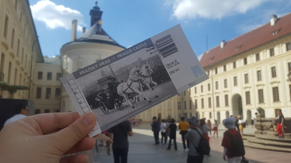 프라하성 입구.jpg