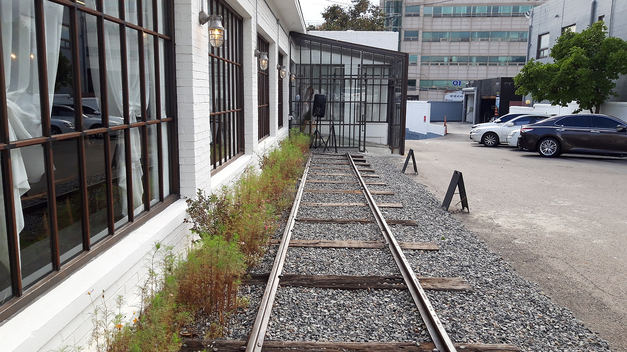 밀레_외부 철길.jpg