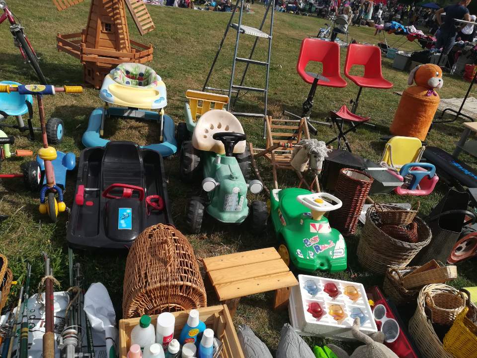 플리마켓 진열대.jpg