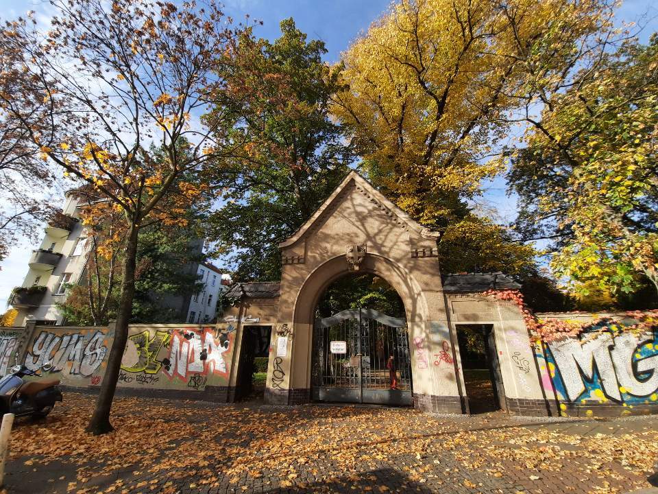 공원묘지 주택가.jpg