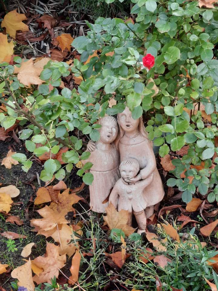 공원묘지 조각상.jpg