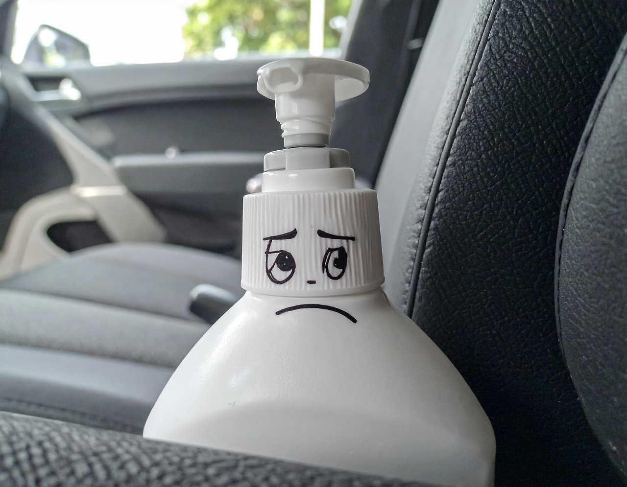 Firefly_In the passenger seat of the car, a lotion bottle is clicking the lid of its head wit 807711.jpg