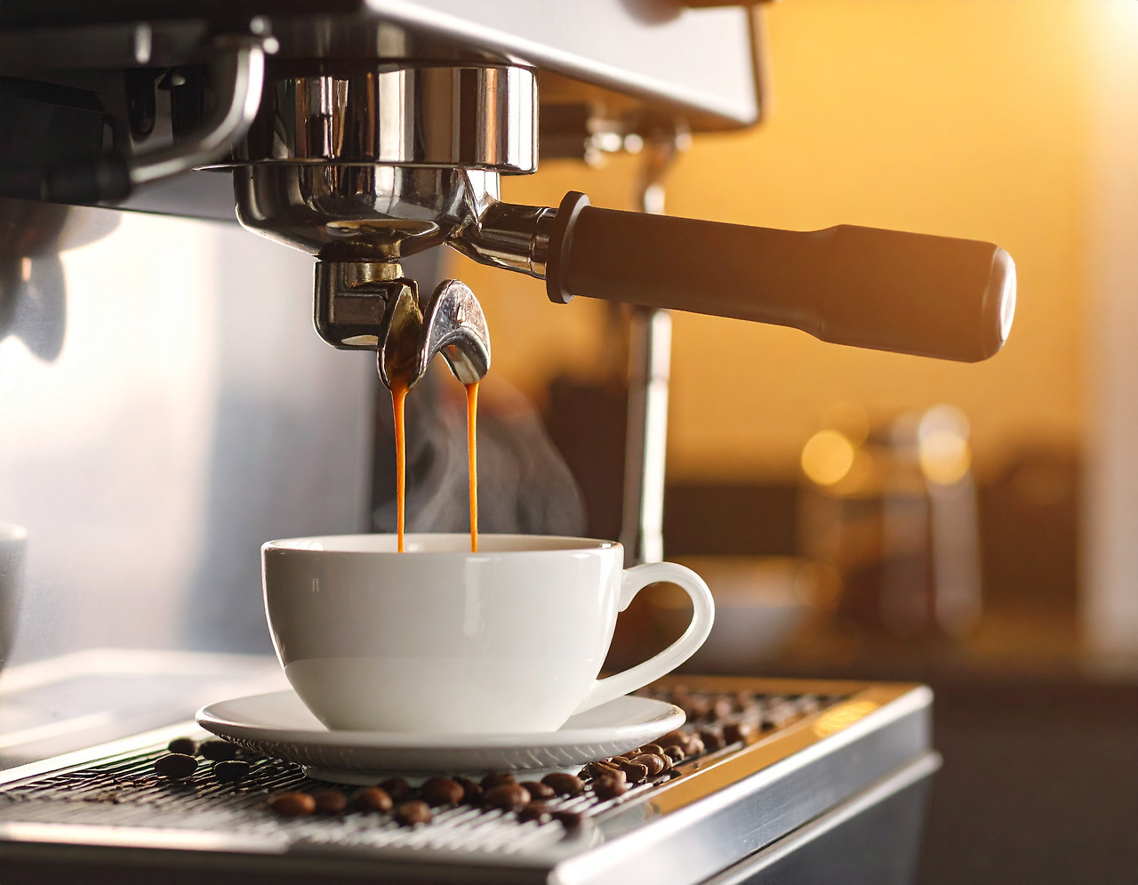 Firefly_Hot coffee is pouring from the coffee machine into the cup._ 716567.jpg