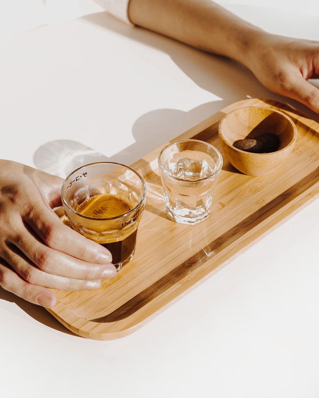 O nosso Pure Black é um espresso duplo, extraido com 18g de café e 36 ml de água. Único e inigualável. Em nossas lojas oferecemos uma experiência ainda mais marcante harmonizando nosso cafe com gotas de chocolate, acompanhado de água.jpg