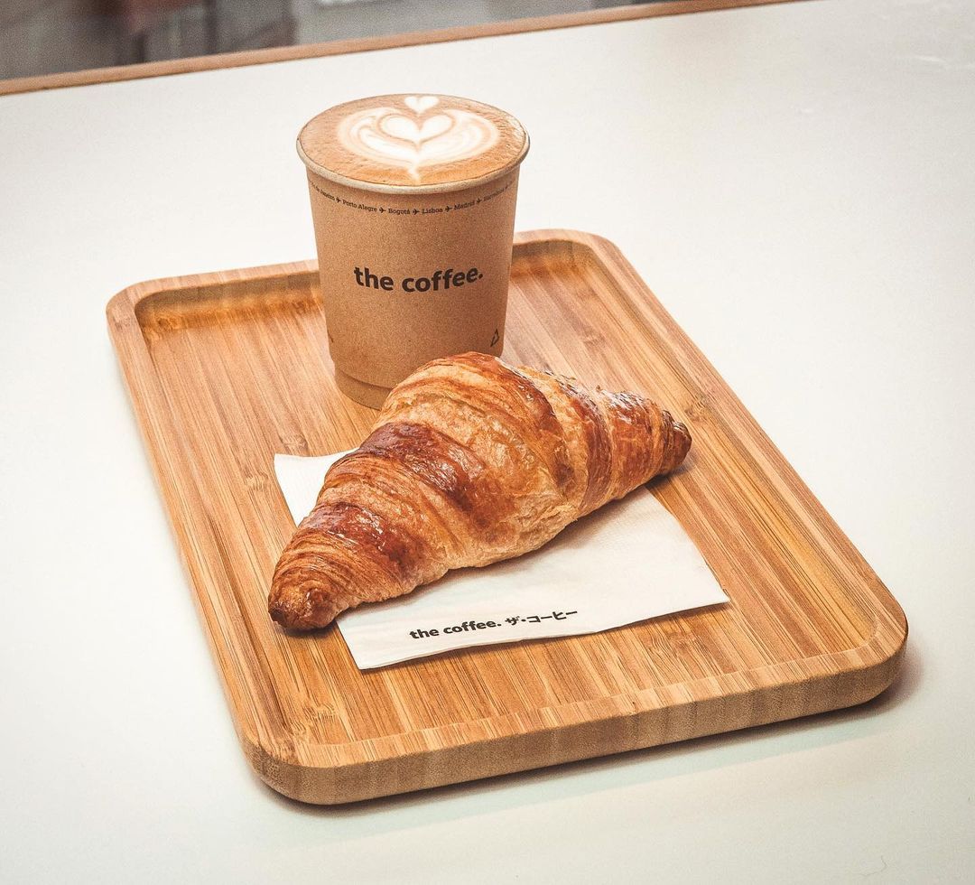 Apesar de ser conhecido como um item de pâtisserie francês, o Croissant é, na verdade, Austríaco. A história conta que, em 1693, para comemorar a vitória contra o império otomano, os padeiros austríacos decidiram criar pequenos pãe.jpg