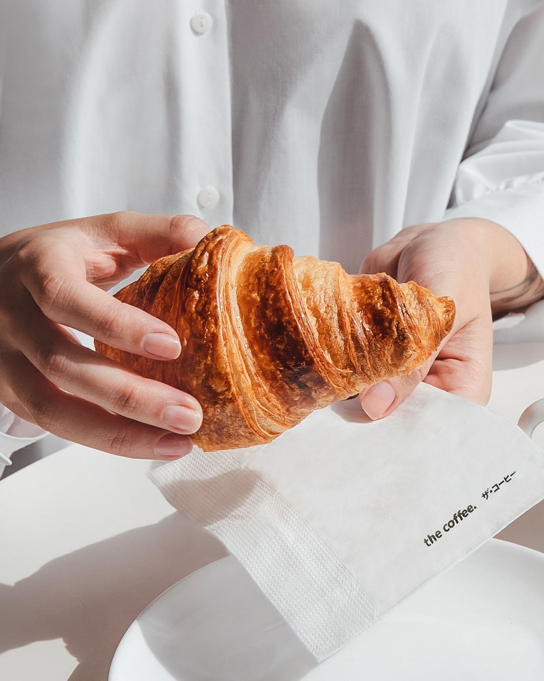 O preparo do croissant é um processo fascinante, utilizando os melhores ingredientes criamos a textura leve e folhada que amamos nesse famoso pão francês. Cada camada fina de massa e manteiga é resultado da habilidade na técnica de (1).jpg