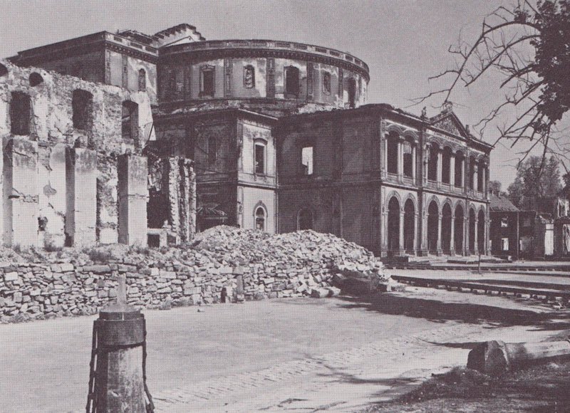 Karlsruhe Staattheater 1945.jpg