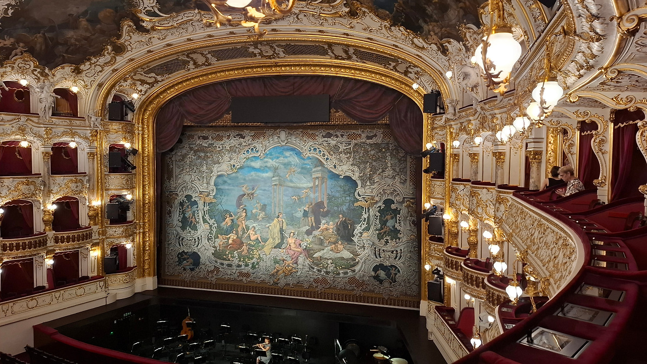 Prague State Opera 32.jpg