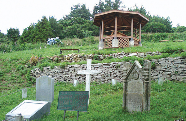 거문도에 있는 영국 군인들의 묘.jpg
