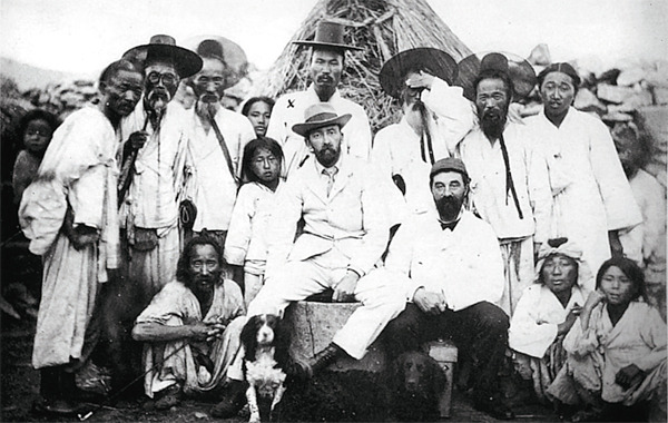 1885년 거문도를 강점한 영국 군인들이 거문도 주민들과 함께 찍은 사진.jpg