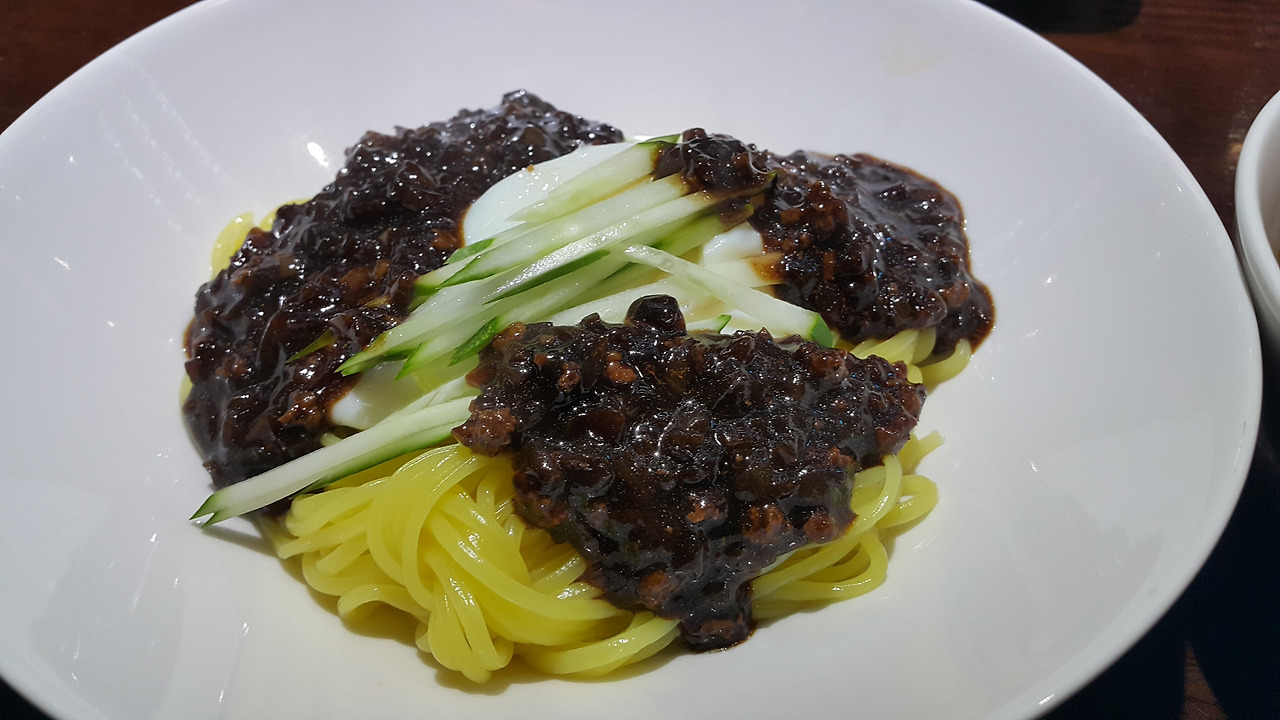 인천 차이나타운 중화 노포의 유니짜장이다. 오이를 얹고 돼지고기를 잘게 다져서 볶은 유니짜장 소스를 얹었다..jpg