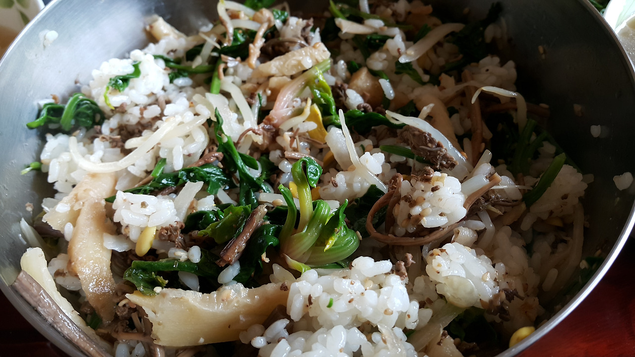 나물, 간장을 넣고 비빈 나물 비빔밥이다..jpg