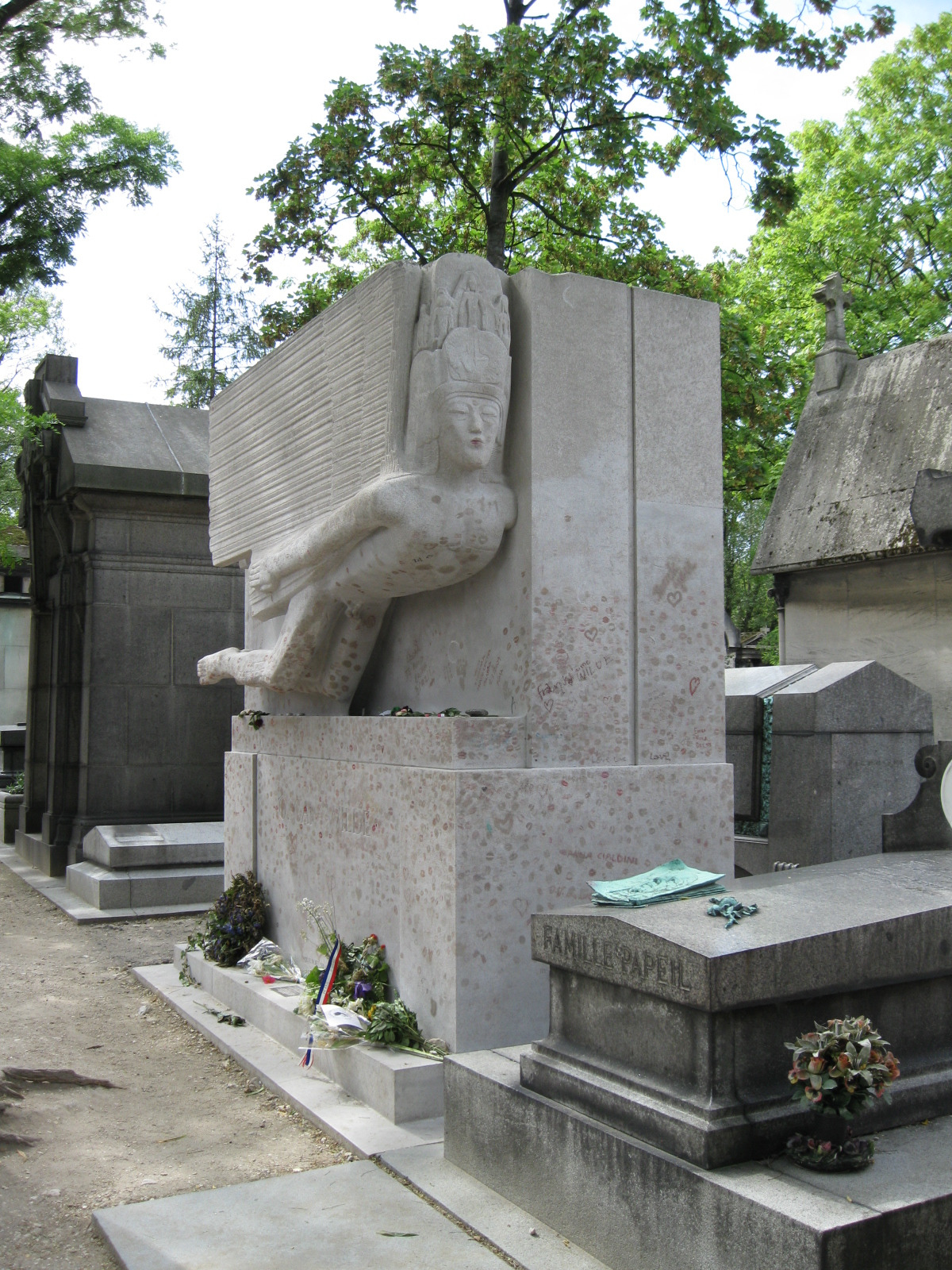 Tomb_of_Oscar_Wilde.jpg