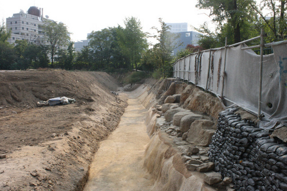 서울성곽 기단부 유적. 사진 한겨례 노형석 기자.jpg