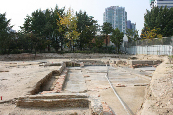 서울 창덕여중 신축 터에서 발견된 구한말 프랑스공사관 터. 사진 한겨례 노형석 기자.jpg