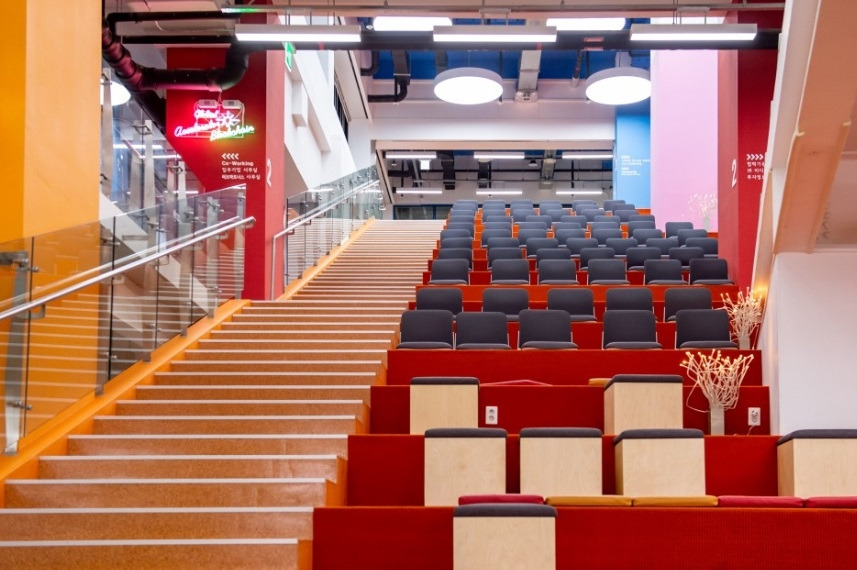 커뮤니티 스탠트 계단.jpg