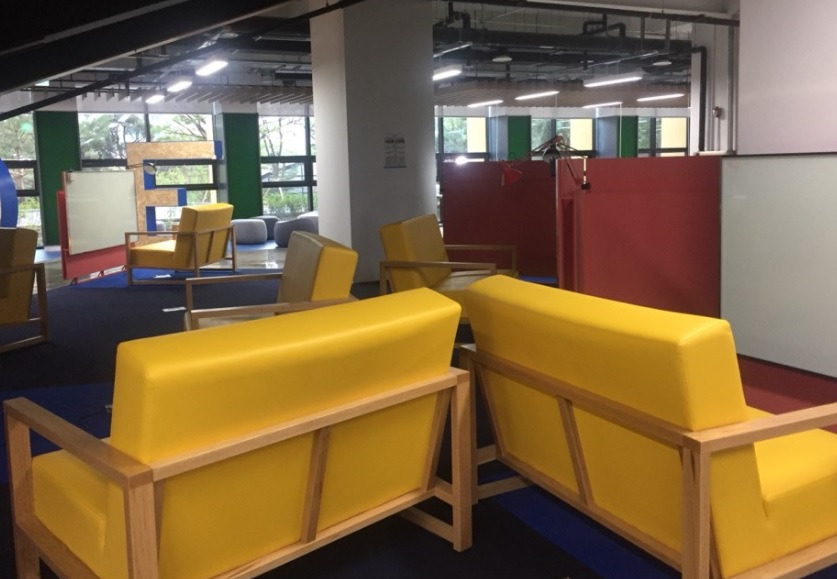 1층 생각하는 의자.jpg