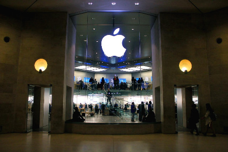 Apple_Store_Carrousel_du_Louvre,_18_March_2011.jpg