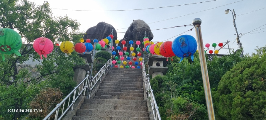 인왕산 선바위와 인왕산.jpg