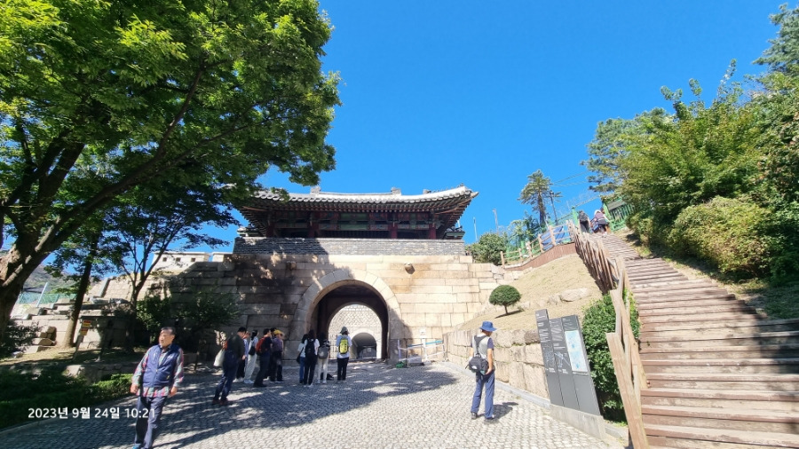 북악산 창의문.jpg