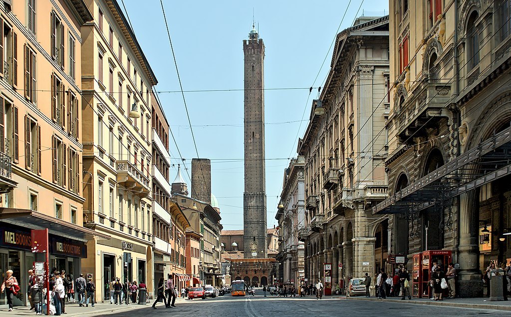 1024px-Torre_degli_Asinelli_e_Torre_della_Garisenda_a_Bologna.jpg