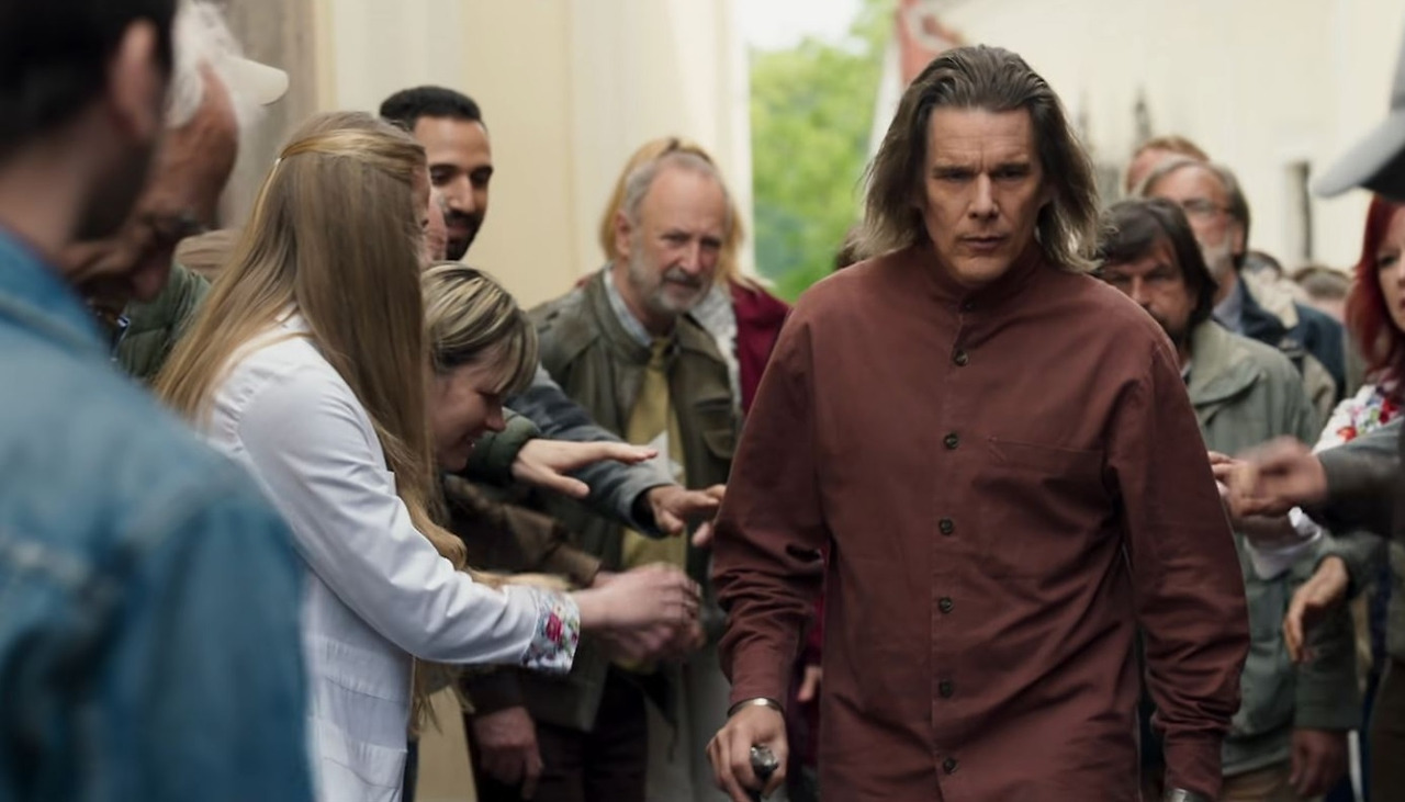 문나이트 에단 호크.jpg