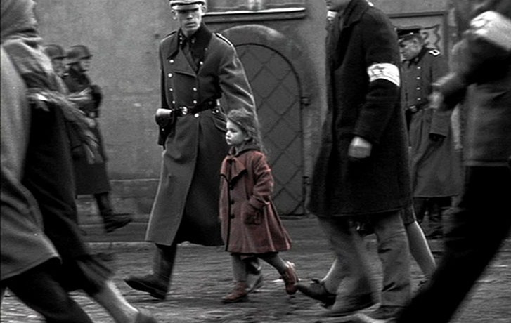 쉰들러리스트 빨간옷.jpg