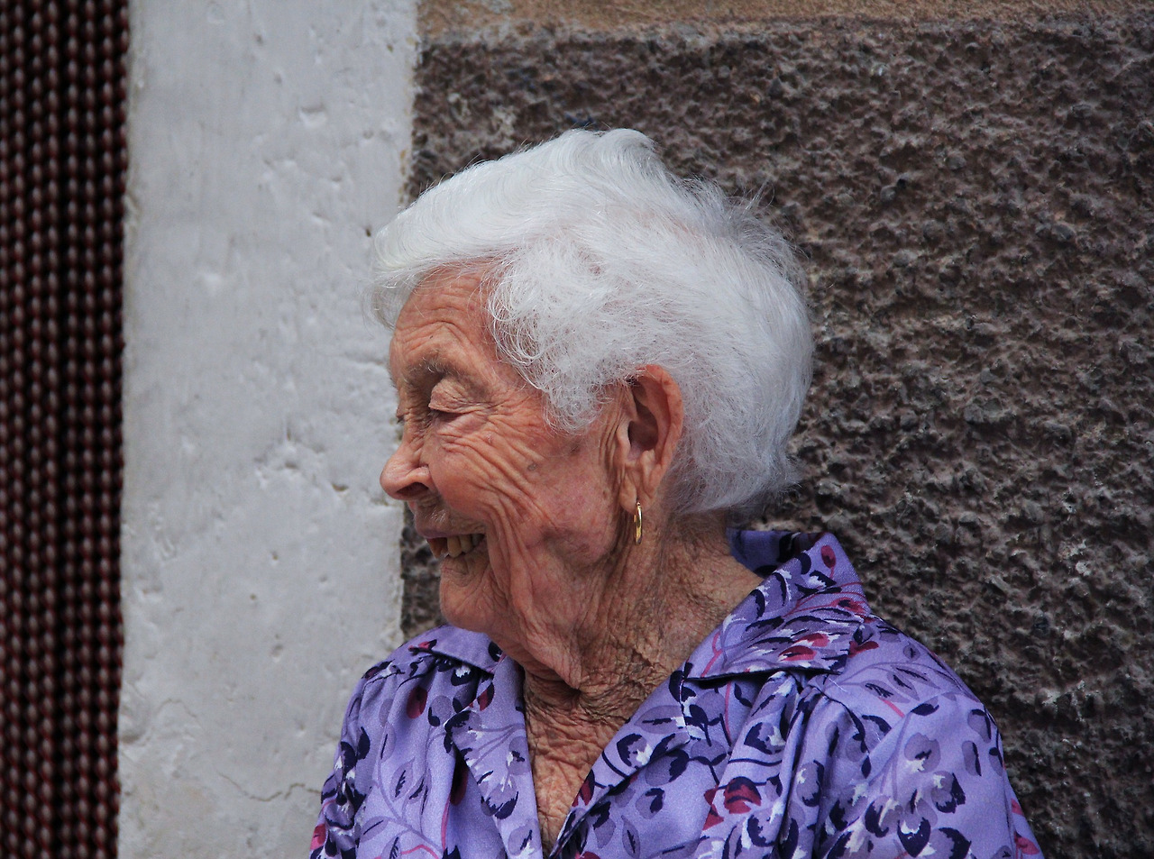 elderly-woman-228955_1920.jpg