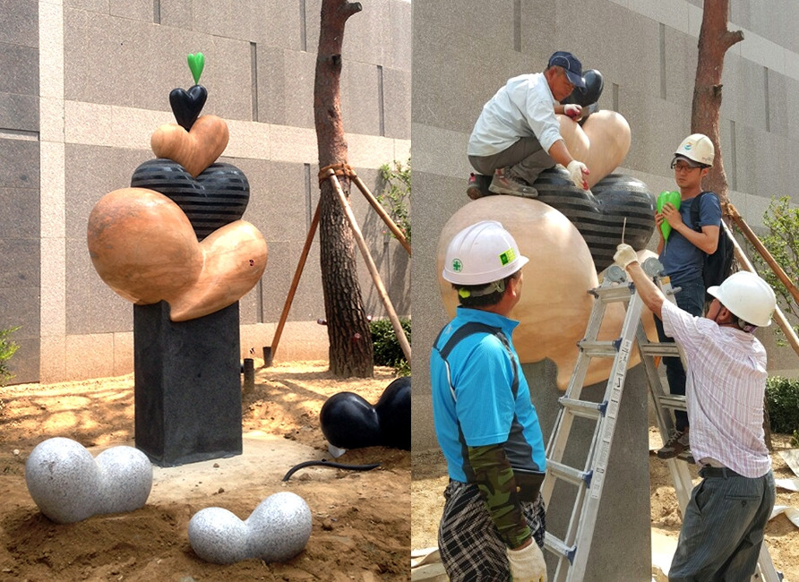 필자가 참여한 공공조각 Love Ballon 과 마무리 작업 중인 필자. 2016. 이탈리아 대리석. 서울.jpg