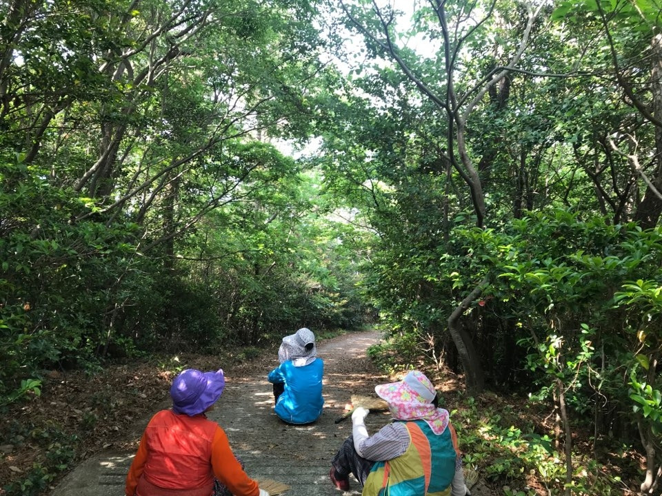 우도를 청소하는 할매들.jpg
