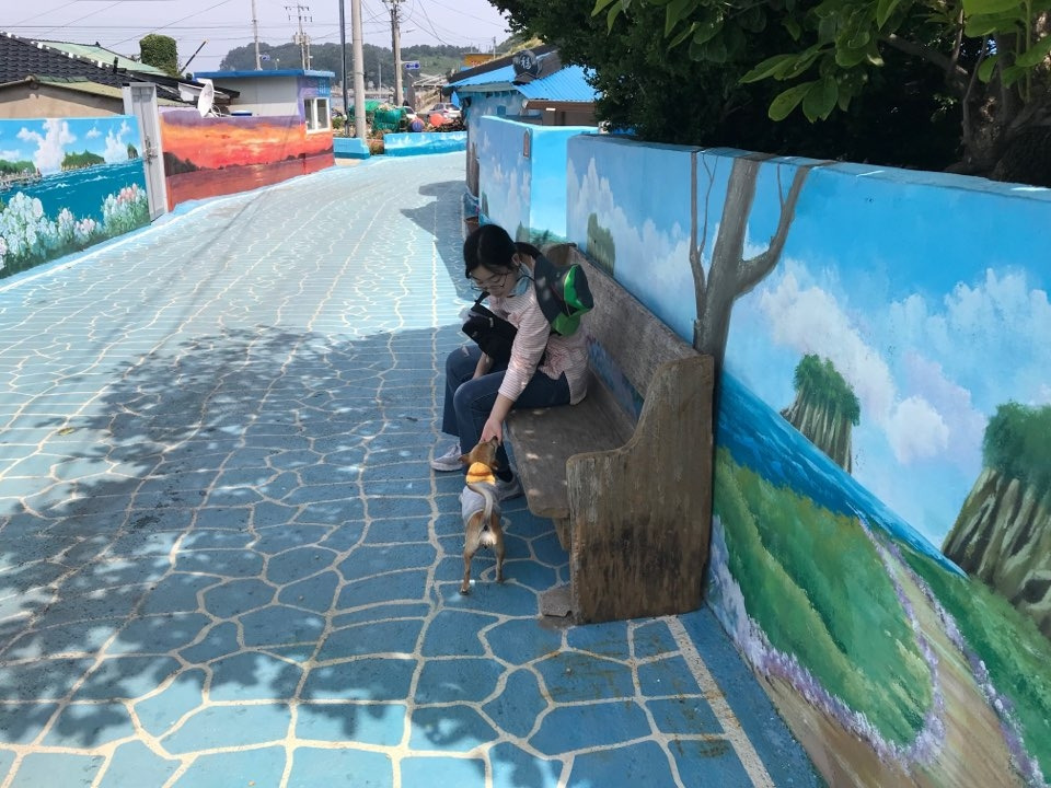 벽화 앞에서.jpg