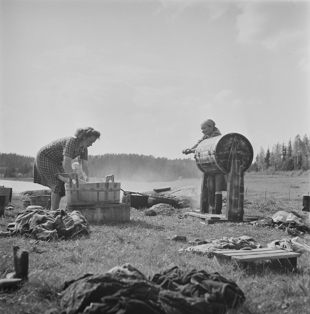 Finnish_women_doing_laundry_using_a_crank-operated_washing_machine,_1949.jpg