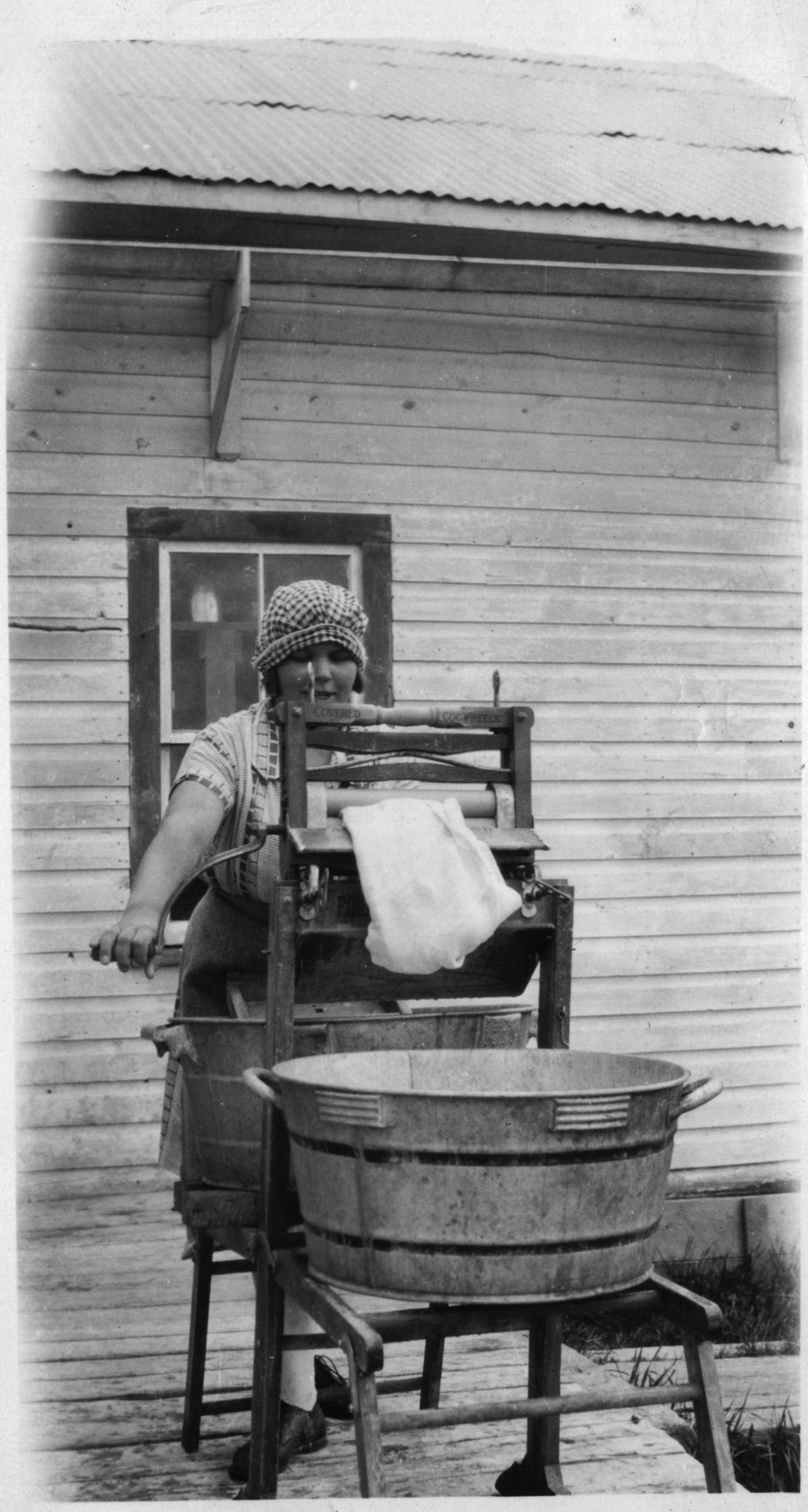 Finnish_Canadian_collection_-_Elsa_Sillanpaa_using_a_washing_machine_(I0005178).jpg
