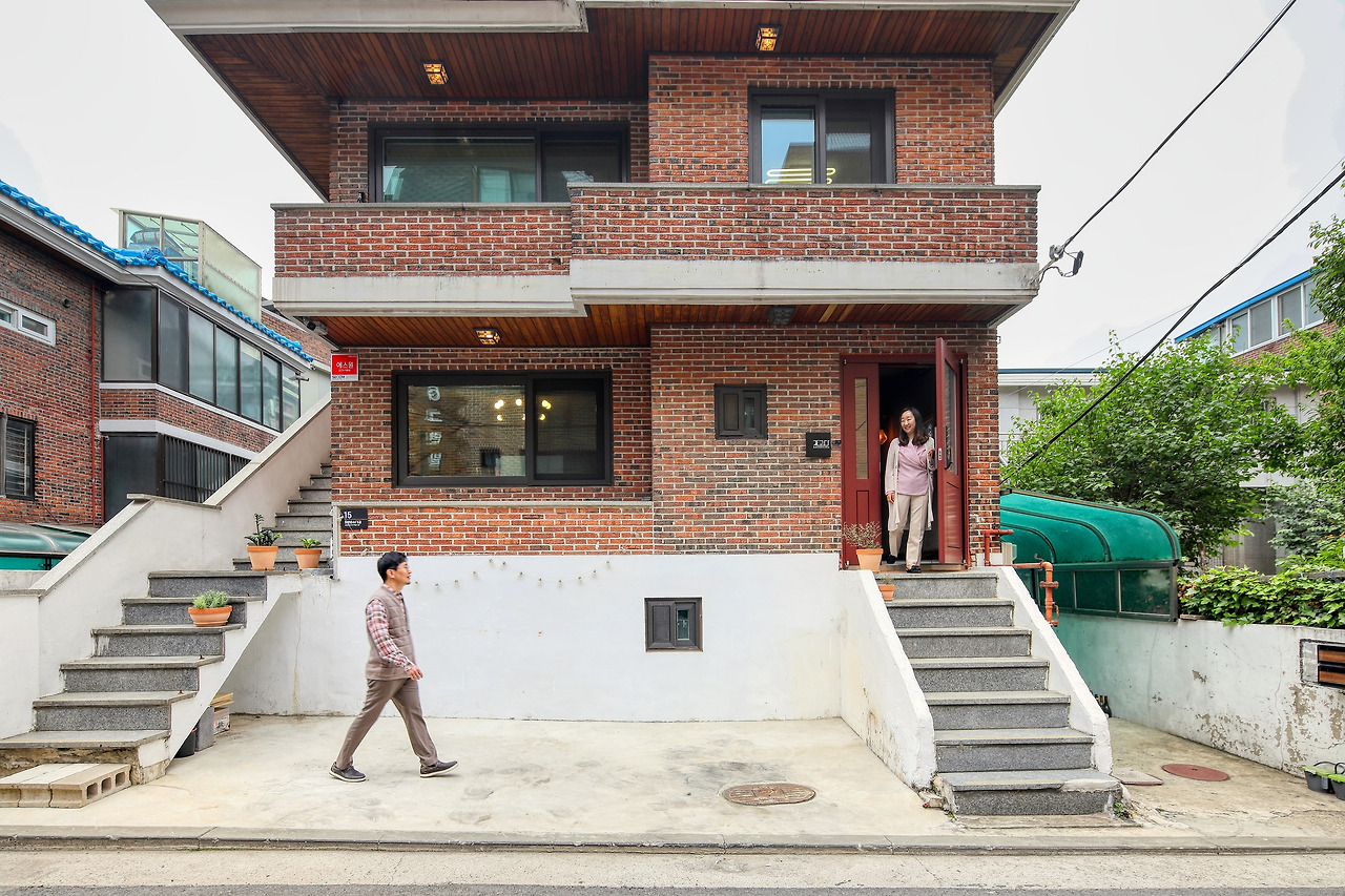 03-1990년의 빨간벽돌집 외부_변종석.jpg