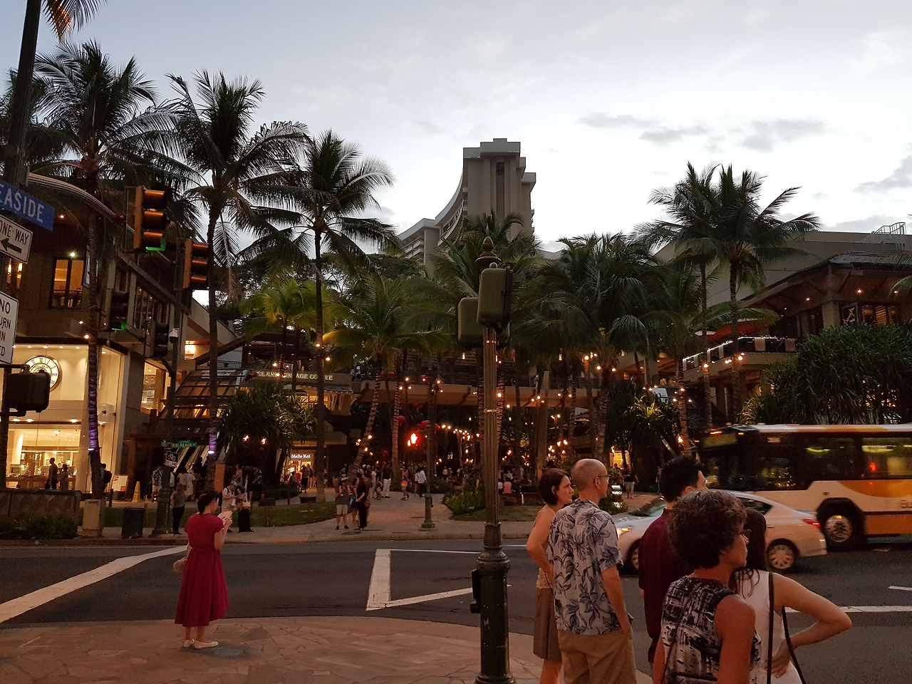 와이키키 해변 바로 뒤에 위치한 쇼핑 거리.jpg