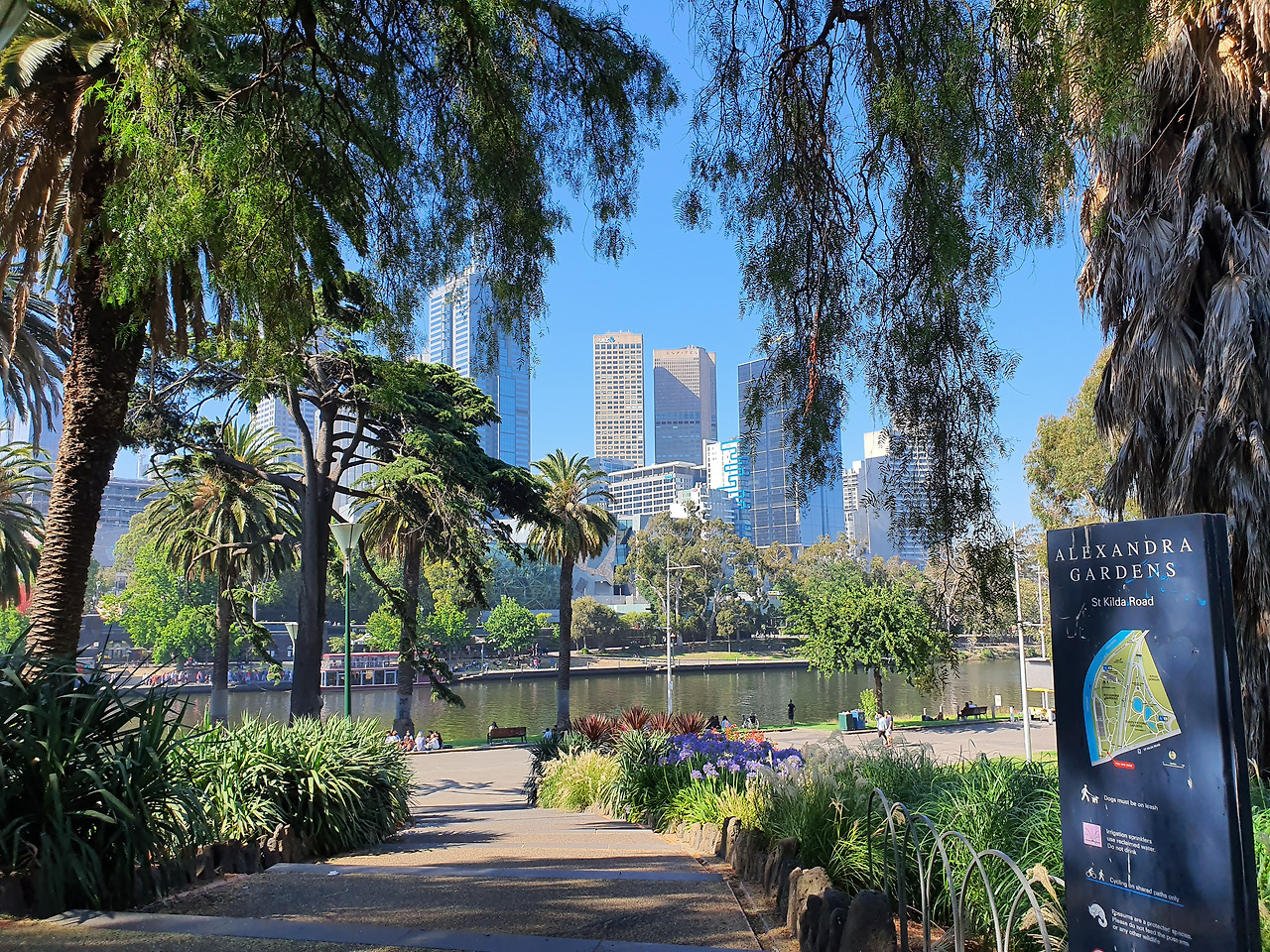 알렉산드라 가든에서 바라본 멜버른 도심.jpg