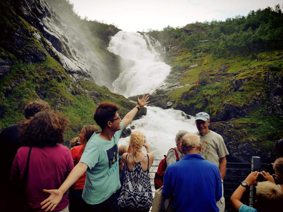 피오르 계곡으로 떨어지는 폭포.jpg