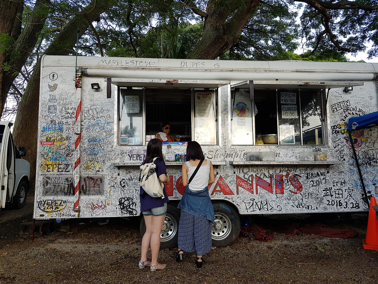 노스쇼어의 명물 하와이 새우 트럭.jpg