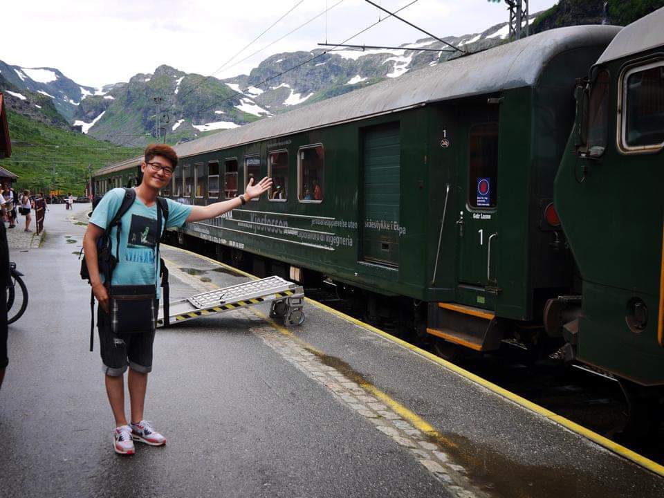 미르달 역 정상에 도착한 열차.jpg