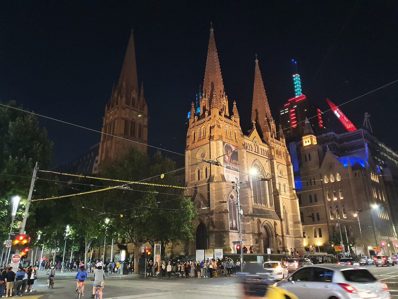 고딕 양식으로 지어진 성 폴 성당의 아경.jpg