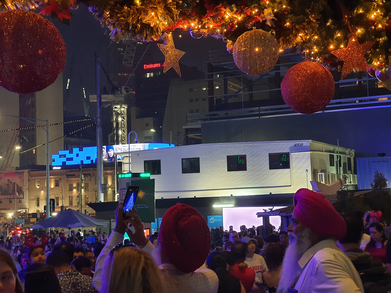 썸머 크리스마스를 축하하는 다양한 인종의 사람들.jpg