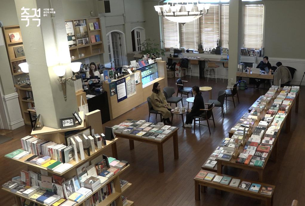 Sequence 01.00_01_37_00.Still006.jpg