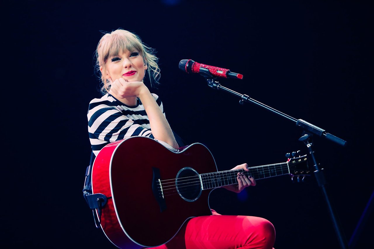 288-2882843_taylor-swift-with-guitar.jpg