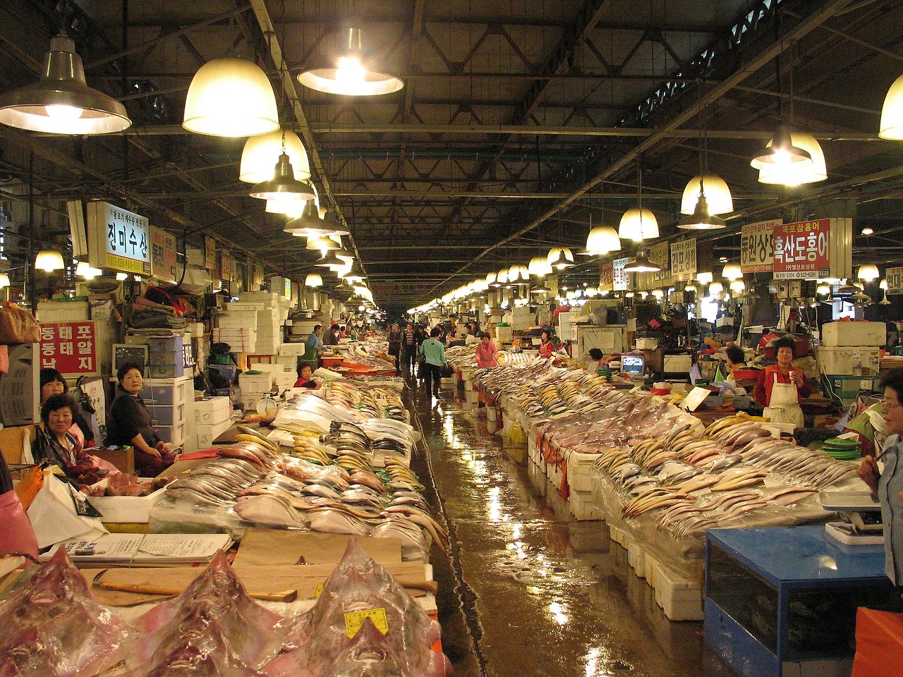 2560px-Korea-Seoul-Noryangjin_Fish_Market-03.jpg