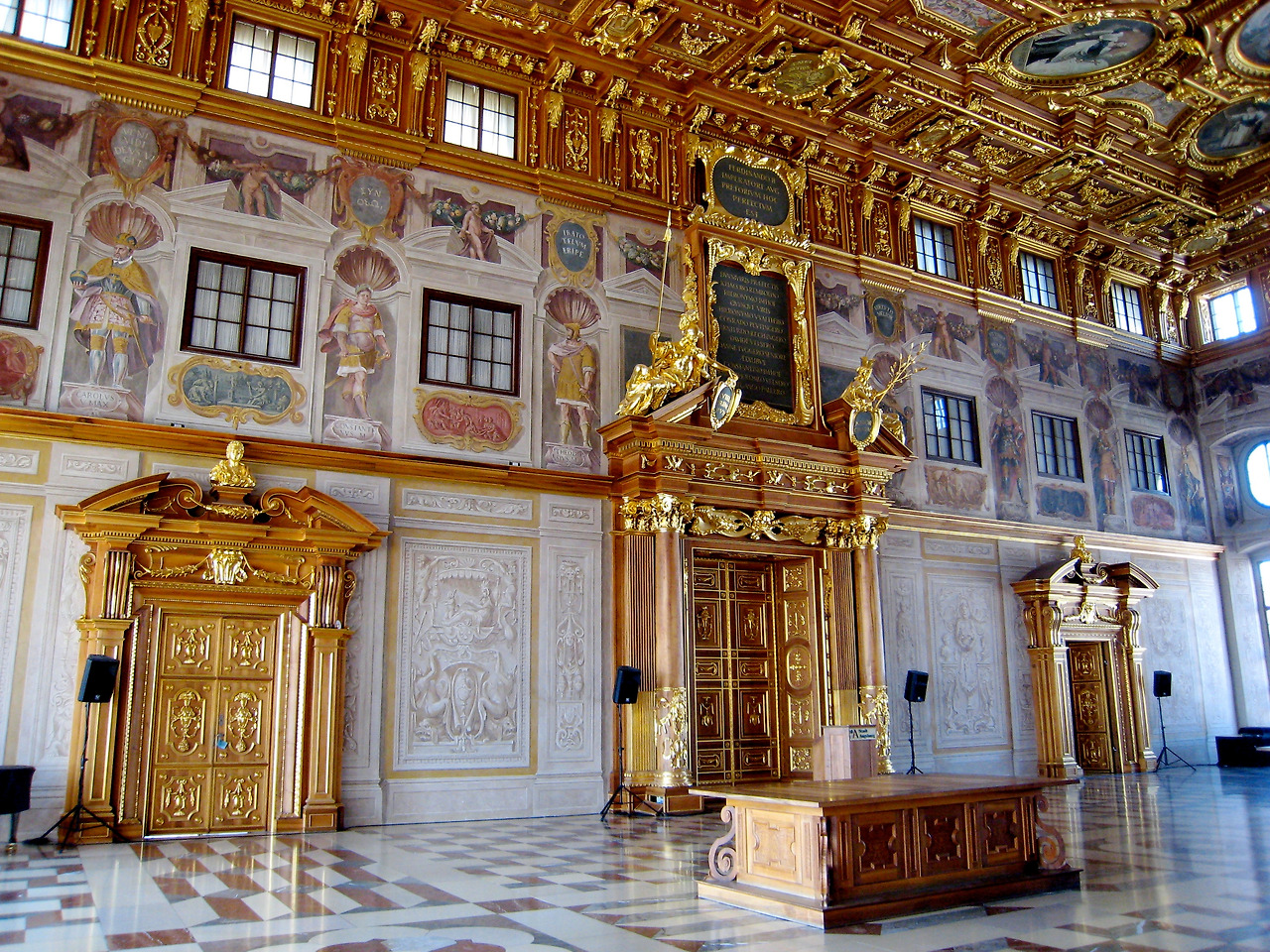 Augsburg_Goldener_Saal_wall.jpg