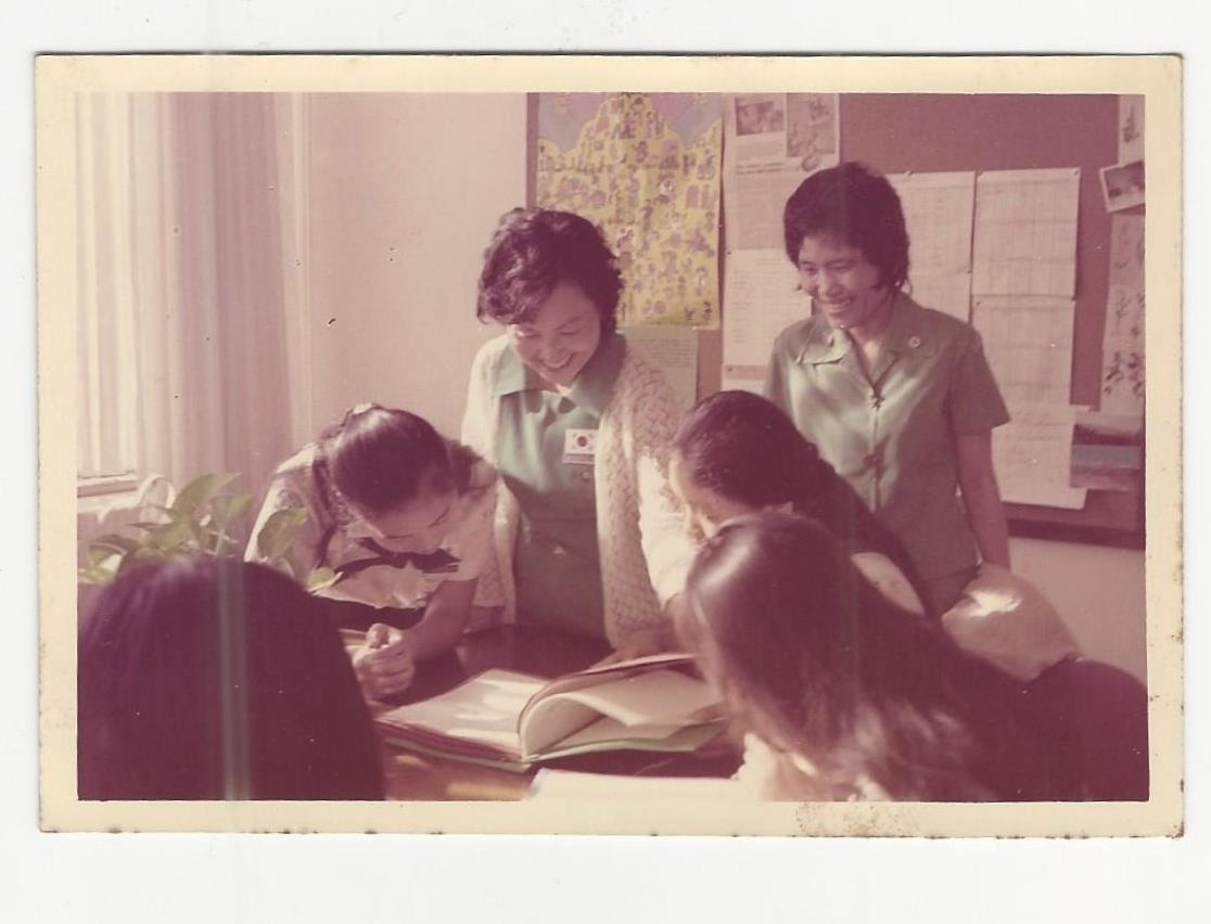 1972 8 14NY GS headquarter사무총장실에서.jpg