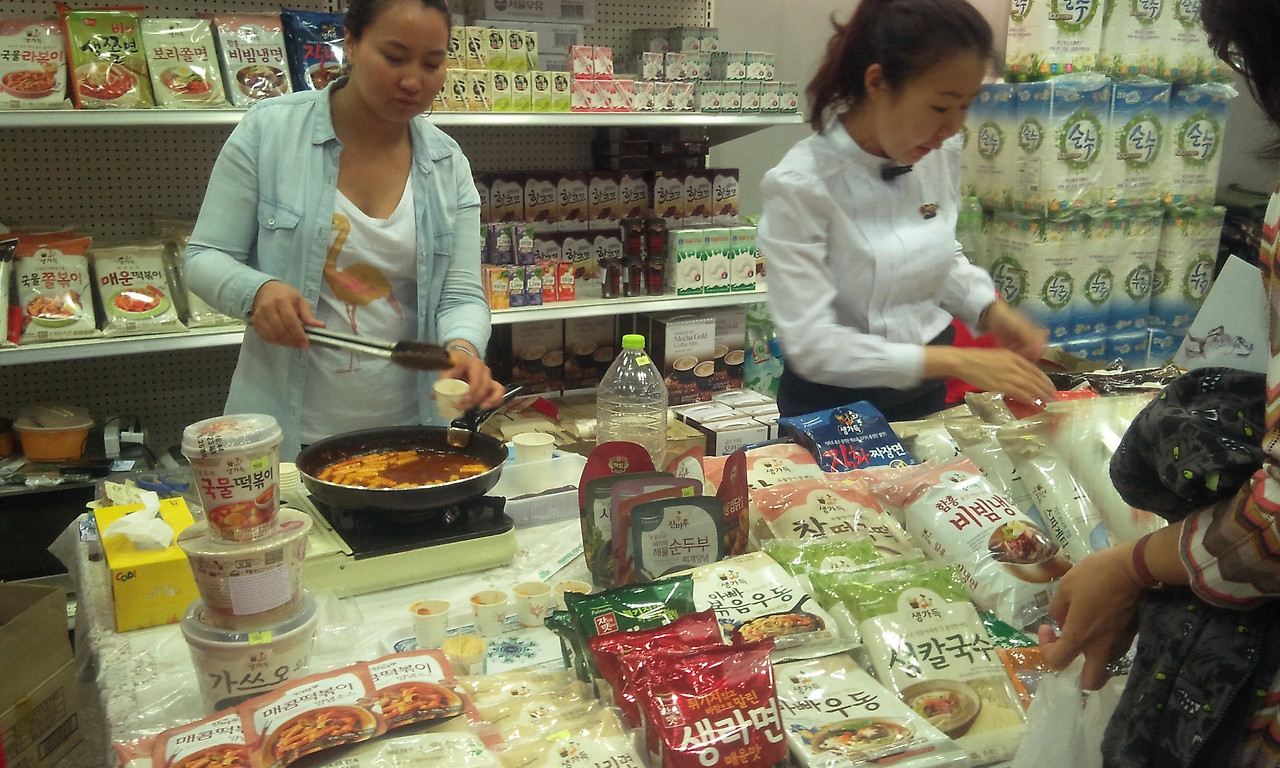 시식용 음식을 준비하는 직원들.jpg