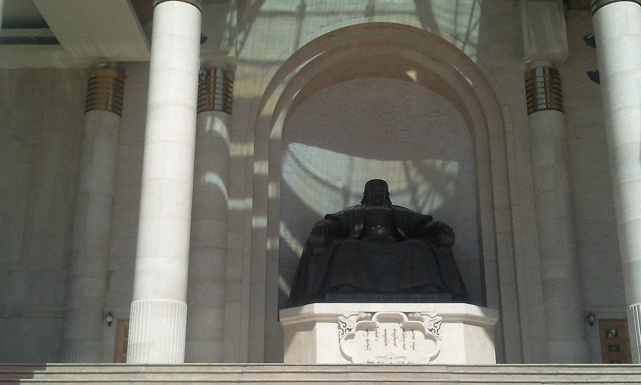 정부청사 중앙에 있는 칭기즈칸 동상.jpg