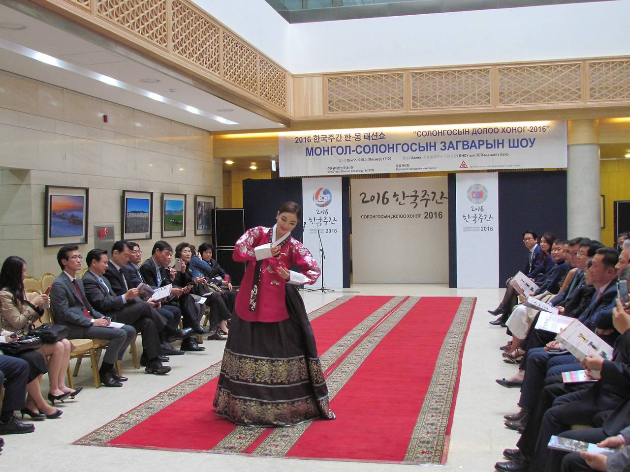 한몽 패션쇼 한복.jpg